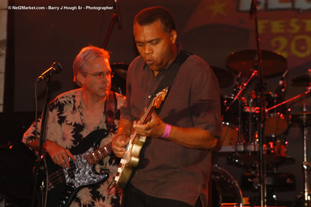 The Robert Cray Band @ The Aqueduct on Rose Hall - Friday, January 26, 2007 - 10th Anniversary - Air Jamaica Jazz & Blues Festival 2007 - The Art of Music - Tuesday, January 23 - Saturday, January 27, 2007, The Aqueduct on Rose Hall, Montego Bay, Jamaica - Negril Travel Guide, Negril Jamaica WI - http://www.negriltravelguide.com - info@negriltravelguide.com...!