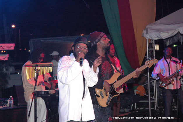 Beres Hammond - Red Stripe Reggae Sumfest 2006 - The Summit - Jamaica's Greatest, The World's Best - Saturday, July 22, 2006 - Montego Bay, Jamaica - Negril Travel Guide, Negril Jamaica WI - http://www.negriltravelguide.com - info@negriltravelguide.com...!