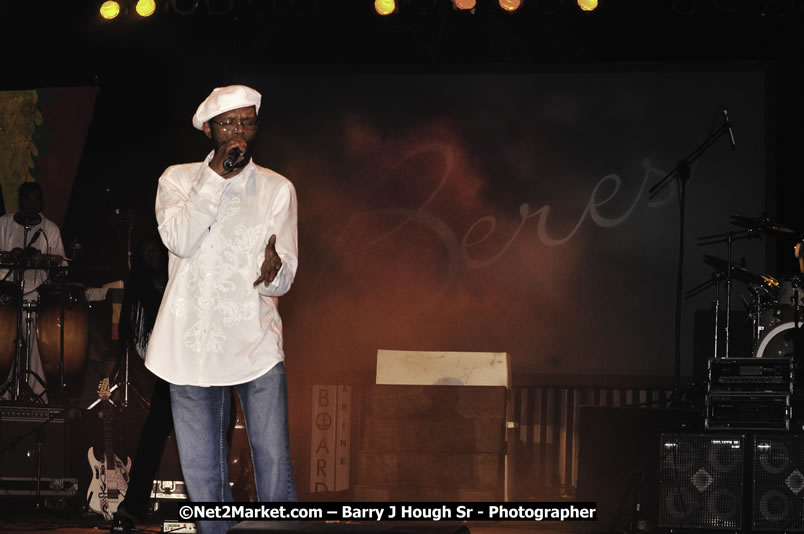 Beres Hammond @ Reggae Sumfest 2008 International Night 2, Catherine Hall, Montego Bay - Saturday, July 19, 2008 - Reggae Sumfest 2008 July 13 - July 19, 2008 - Photographs by Net2Market.com - Barry J. Hough Sr. Photojournalist/Photograper - Photographs taken with a Nikon D300 - Negril Travel Guide, Negril Jamaica WI - http://www.negriltravelguide.com - info@negriltravelguide.com...!