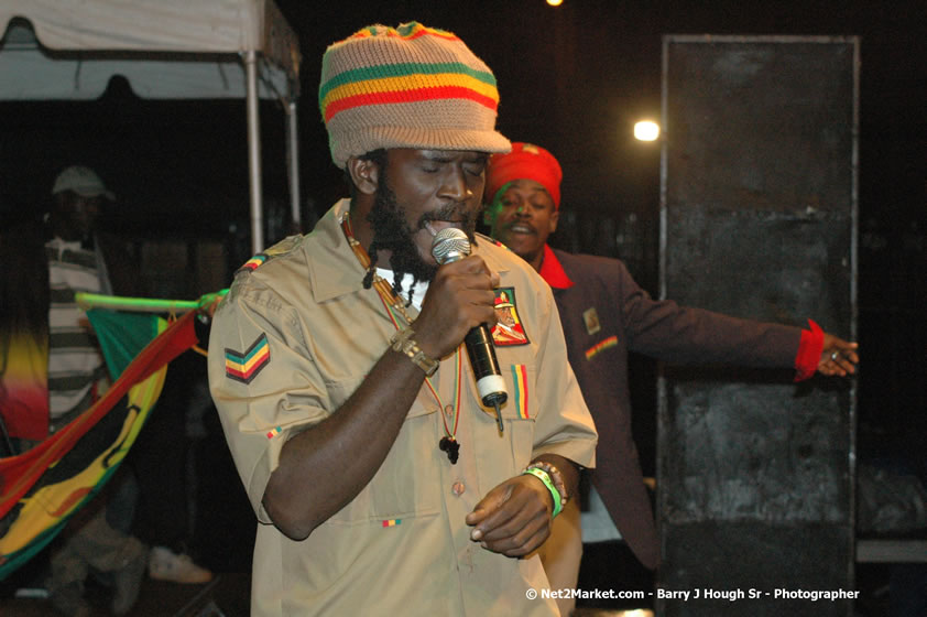 Chezidek - Smile Jamaica, Nine Miles, St Anns, Jamaica - Saturday, February 10, 2007 - The Smile Jamaica Concert, a symbolic homecoming in Bob Marley's birthplace of Nine Miles - Negril Travel Guide, Negril Jamaica WI - http://www.negriltravelguide.com - info@negriltravelguide.com...!