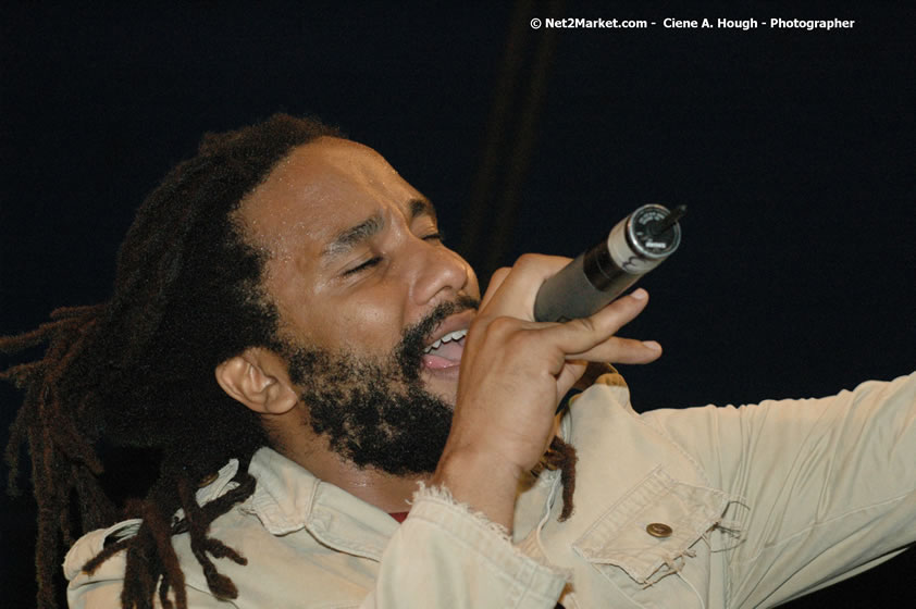 The Marley Brother's - Damian, Stephen, Julian, and Kimani - Smile Jamaica, Nine Miles, St Anns, Jamaica - Saturday, February 10, 2007 - The Smile Jamaica Concert, a symbolic homecoming in Bob Marley's birthplace of Nine Miles - Negril Travel Guide, Negril Jamaica WI - http://www.negriltravelguide.com - info@negriltravelguide.com...!